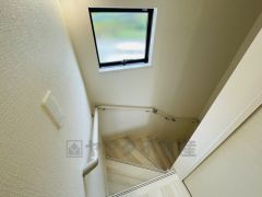 ご年配の方でも安心できる、手すり付き階段。段差も低めで設定されており、安全性にも優れていますね＾＾