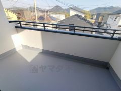 陽当たりの良いバルコニーです。お洗濯やお布団干しはもちろん、日光浴スペースにも。足元は防水工事施工済です。