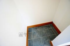 ベビーカーや泥のついたおもちゃをしまうのに便利なスペースです。玄関周りをスッキリさせることが出来ます＾＾