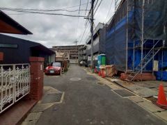 現地（2025年12月18日）撮影。住人以外の車の進入も少なく、小さなお子様を持つご家庭にも安心です。落ち着いた住宅地内で快適な生活を実現してみませんか。