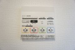 浴室暖房乾燥機には、暖房、乾燥、涼風、換気の4つの機能が付いています。タイマー付き。