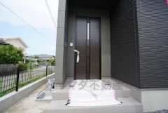 かざすだけで開閉できる、タッチキー採用の玄関。お買い物帰りで、両手がふさがってきても簡単に中に入れます＾＾