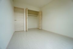 同仕様写真。住む人のこだわりを活かす洋室。日当たりがよく、寝室としての利用もおすすめ。広めのクローゼットには荷物をすっきり片付けられ、ゆとりのある暮らしが出来ます＾＾
