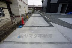 駐車スペースはゆとりある3台分を確保。マイカー用に、お客さま用に、余裕を持ってご利用いただけます。