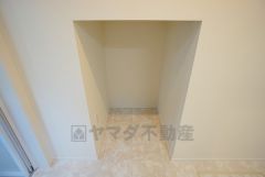 同仕様写真。便利な洗面室収納。散らかりがちなバスタオルや清掃用品、化粧品や予備のシャンプー等もきれいに整頓できますね。