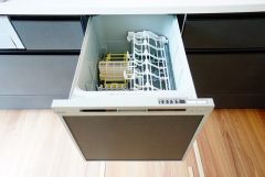 家事の時間が短縮できるフルオープンで開けやすい食器洗い乾燥機付。食事後に家族とのくつろぎタイムをしっかり取れます。
