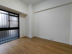 暖かい日差しが差し込む洋室。たっぷり収納できるクローゼット付きでお部屋の中をすっきりと快適に保てます。