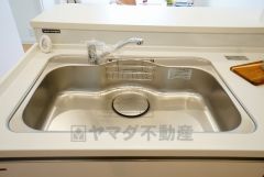 広々としたステンレスシンクには、洗剤やスポンジを収納出来るラック付き。広さも確保しているので、大きなお鍋も洗いやすいです。