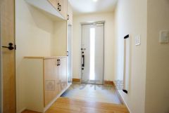 たっぷり収納できるシューズボックスです。家族全員の靴がきれいに整頓できます。棚の上にお花や写真を飾っても良いですね。