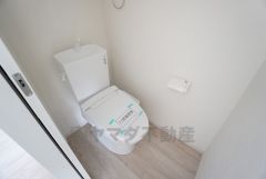 同仕様写真。温水洗浄機付トイレです。節水機能もあるので、安心して使えますね。2ヶ所にトイレがあるので、忙しい朝にもゆとりができますね。