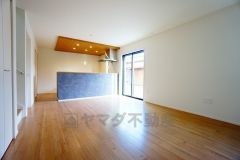 大きな窓のあるリビングは、陽光あふれる明るい空間です。居心地良く、ご家族皆がゆったり寛げる憩いの空間となりそうです。