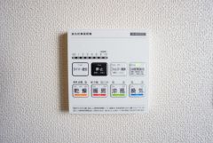 浴室暖房乾燥機付き。天候に左右されず、いつでも好きなときに洗濯物を干せるので、仕事や家事で忙しい方に重宝します。