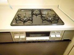 同時にたくさんの料理が調理できる3口コンロ。長時間熱を通しておきたい煮込み料理を作りながら、炒め物など同時進行で進められます。