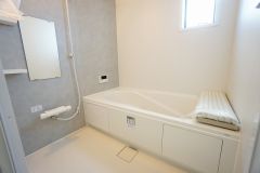 1日の疲れを癒すくつろぎのバスルーム。足を伸ばしてもゆったりと入れるサイズです。お子様と一緒にお風呂に入っても狭くないですね^^