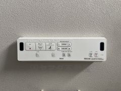 壁リモコンタイプのウォシュレット付き。すっきりした見た目で、トイレ奥の掃除もしやすいです。