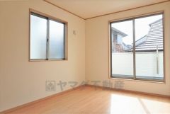 同仕様写真。住む人のこだわりを活かす洋室。日当たりがよく、寝室としての利用もおすすめ。広めのクローゼットには荷物をすっきり片付けられ、ゆとりのある暮らしが出来ます＾＾