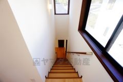 小さなお子様やご高齢の方でも安心できる、手すり付き階段。段差も低めで設定されており、安全性にも優れています。