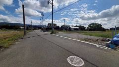 現地（2025年10月15日）撮影。 5.6.7号棟の前面道路。見通しが良く約7.2ｍあるので離合もできますよ＾＾