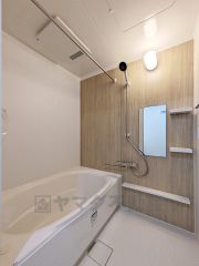 1日の疲れを癒すくつろぎのバスルーム。足を伸ばしてもゆったりと入れるサイズです。お子様と一緒にお風呂に入っても狭くないですね^^