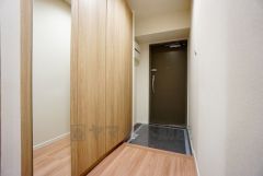 シューズボックスは全身鏡付きで、お出かけ前にコーディネートのチェックが出来ますね。