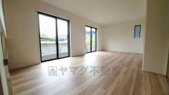 大きな窓のあるリビングは、陽光あふれる明るい空間です。居心地良く、ご家族皆がゆったり寛げる憩いの空間となりそうです。