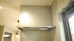 風量が弱・強と切替え可能なレンジフードが調理中の煙をしっかり吸い込みます。手元を照らすライト付きです。