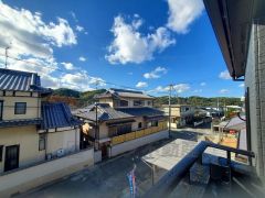 2階バルコニーからの眺望です。前面に遮るものがなく景色を一望できます。南向きで、日当たりも良好。お洗濯物が良く乾きます。