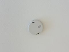 火災発生をいち早く知らせてくれる火災報知器は標準装備です。