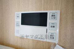 湯量・湯温の設定、そして保温までワンタッチのフルオートバス。便利な追い炊き機能付きです。