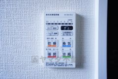 雨の日の洗濯も安心できる浴室暖房乾燥機付き浴室。リモコンで操作もボタン1つで簡単。