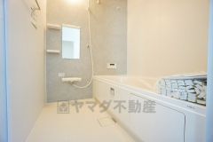 1日の疲れを癒すくつろぎのバスルーム。足を伸ばしてもゆったりと入れるサイズです。お子様と一緒にお風呂に入っても狭くないですね^^