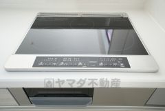 汚れてもサッとふける、お手入れのしやすいIHクッキングヒーター。オール電化なので経済的。