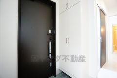 採光も考えられた明るい玄関です。