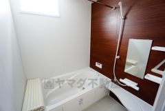 同仕様写真。1日の疲れを癒すくつろぎのバスルーム。足を伸ばしてもゆったりと入れるサイズです。お子様と一緒にお風呂に入っても狭くないですね^^