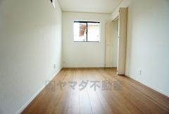 寛ぎの時間を紡ぎだす主寝室は、大型ベッドを置いても余裕の広さを確保しています。