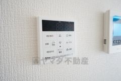 キッチン横からお湯張り、追い炊き、足し湯がボタン一つで楽々操作できる給湯機リモコンです。忙しい夕飯準備の時間帯に重宝しますね。