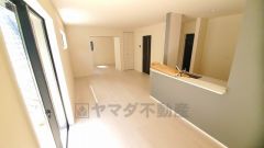 リビングは広々とした設計で、家族が集い、寛ぐ暮らしの空間を演出しています。思い思いの時間を過ごしたり、家族みんなで食事をしたり、素敵な団らんの場になりますね。