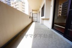 バルコニーは日当たり良好です。お洗濯物も気持ちよく干せそうです。日光浴をしたり、星を眺めたりも良いですね^^