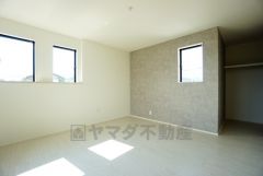 ご夫婦お二人のプライベートシーンを演出する寝室は、大容量のウォークインクローゼット付き。