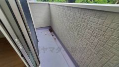 陽当たりの良いバルコニーです。お洗濯やお布団干しはもちろん、日光浴スペースにも。足元は防水工事施工済です。