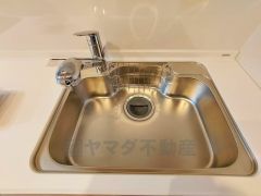 広々とした凸型シンクに洗剤ポケットを標準装備。大きなお鍋など洗いやすいです。