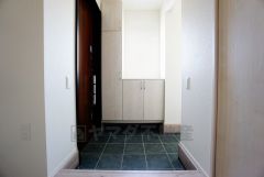 同仕様写真。たっぷり収納できるシューズボックスです。家族全員の靴がきれいに整頓できます。棚の上にお花や写真を飾っても良いですね。