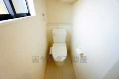 温水洗浄機付トイレです。節水機能もあるので、安心して使えますね。もちろん、1階2階の2ヶ所にトイレがあるので、忙しい朝にもゆとりができますね。