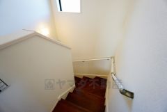 同仕様写真。小さなお子様やご高齢の方でも安心できる、手すり付き階段。段差も低めで設定されており、安全性にも優れています。