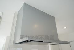 お手入れが簡単なスリム型レンジフードです。調理により発生する油煙や臭いを吸い込み、屋外へ排気してくれます。