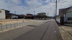 現地（2025年9月30日）撮影。全戸駐車スペースも2台確保、来客時にも便利。