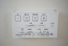 同仕様写真。壁リモコンタイプのウォシュレット付き。すっきりした見た目で、トイレ奥の掃除もしやすいです。