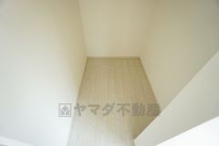 収納力豊富なウォークインクローゼット。洋服や小物などを1箇所にまとめて美しい収納を実現します。