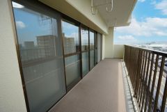 南西側に面したバルコニーは日当たり良好です。お洗濯物も気持ちよく干せそうです。日光浴をしたり、星を眺めたりも良いですね^^