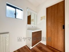 三面鏡裏収納付き洗面化粧台です＾＾ 歯磨きセットやスキンケア用品などの収納に便利ですね。 生活感も隠すことができ、来客時にも安心です。